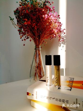 V  NEED  KISS   国货彩妆冲鸭