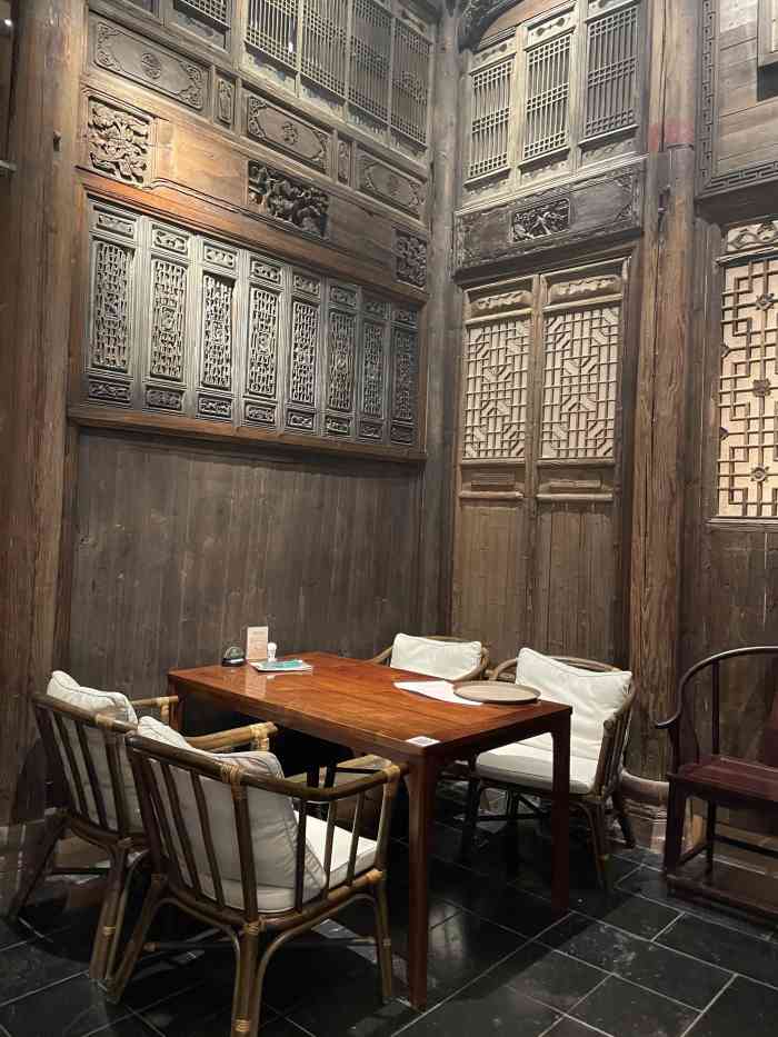 城墙根茶馆(cbd店)-"- 城墙根是一家老店了,里面装修全都是老.