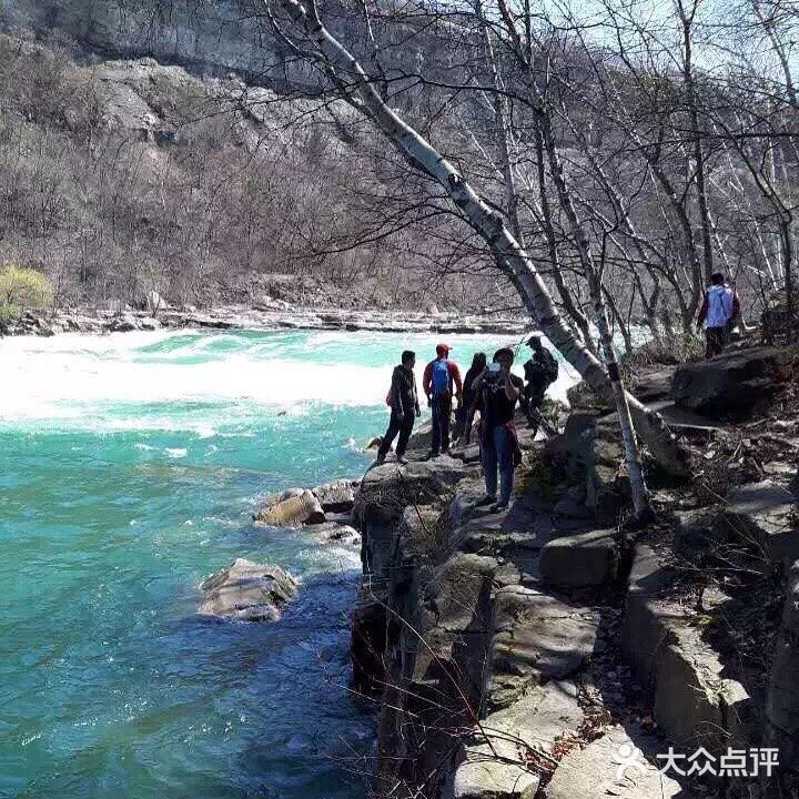 悬于蓝天白云、青山碧水之间