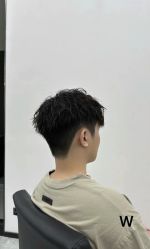 -一家只做男发烫染的店