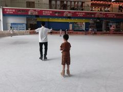 -冰纷万象滑冰场(赣州华润万象城店)