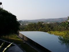 阳台对面的无边际泳池-七仙岭君澜度假酒店