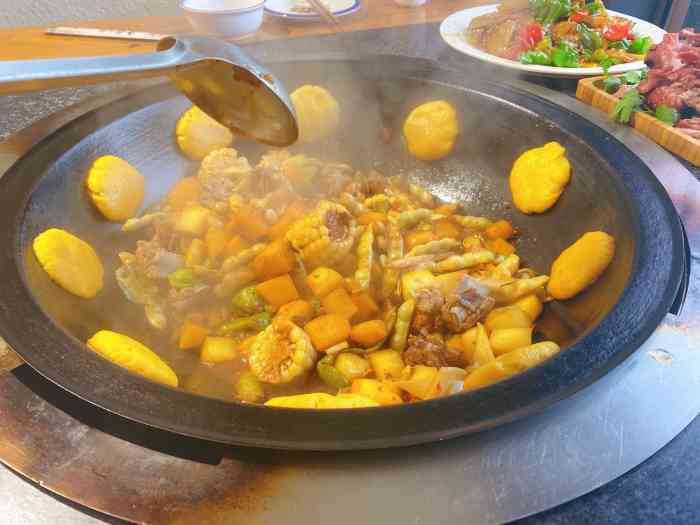 大锅小灶一锅炖-"家里人聚餐,说来试试东北菜,看到附近这家.