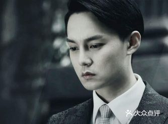 身材热辣的女孩，连蹦带跳的冲进咖啡厅