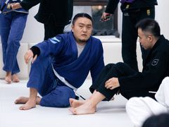 -菠萝格斗巴西柔术训练馆