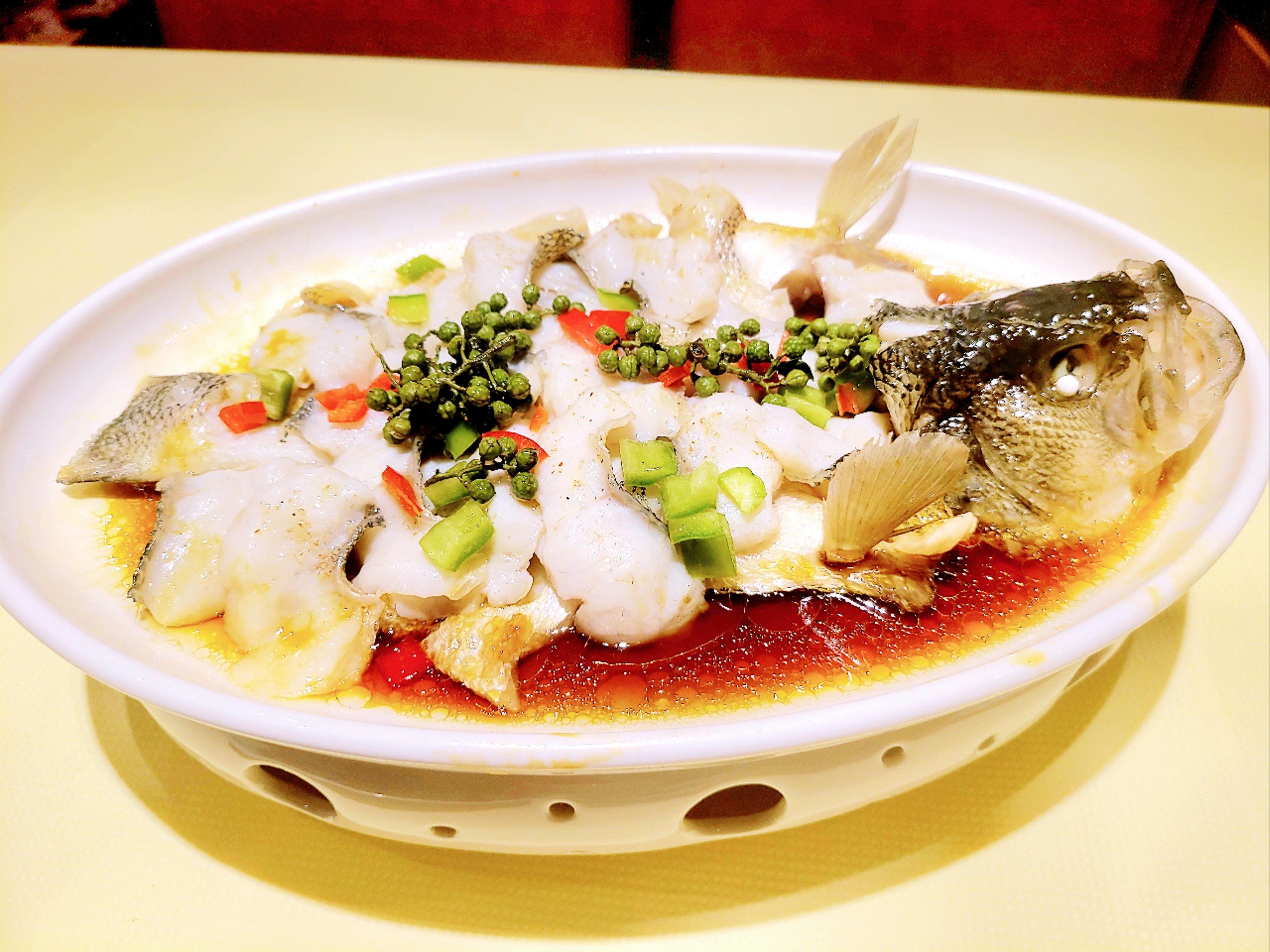 广式清蒸鲈鱼极为鲜美