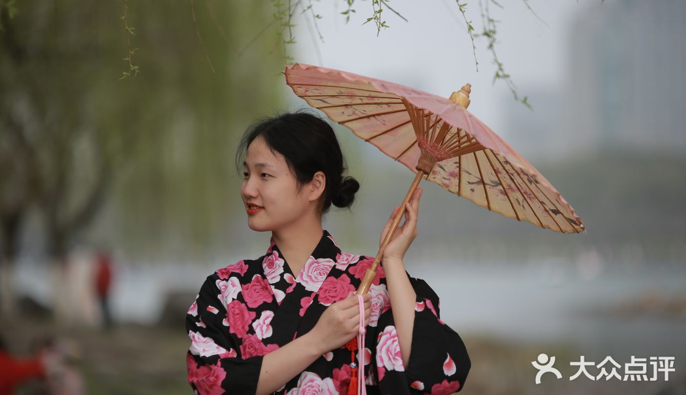 听说今年世纪公园种了一片彩色油菜花,果断安排上!