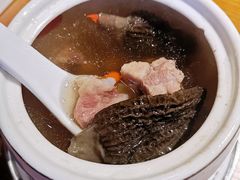 羊肚菌炖排骨汤-隔壁老王·家常云南菜(花巷店)