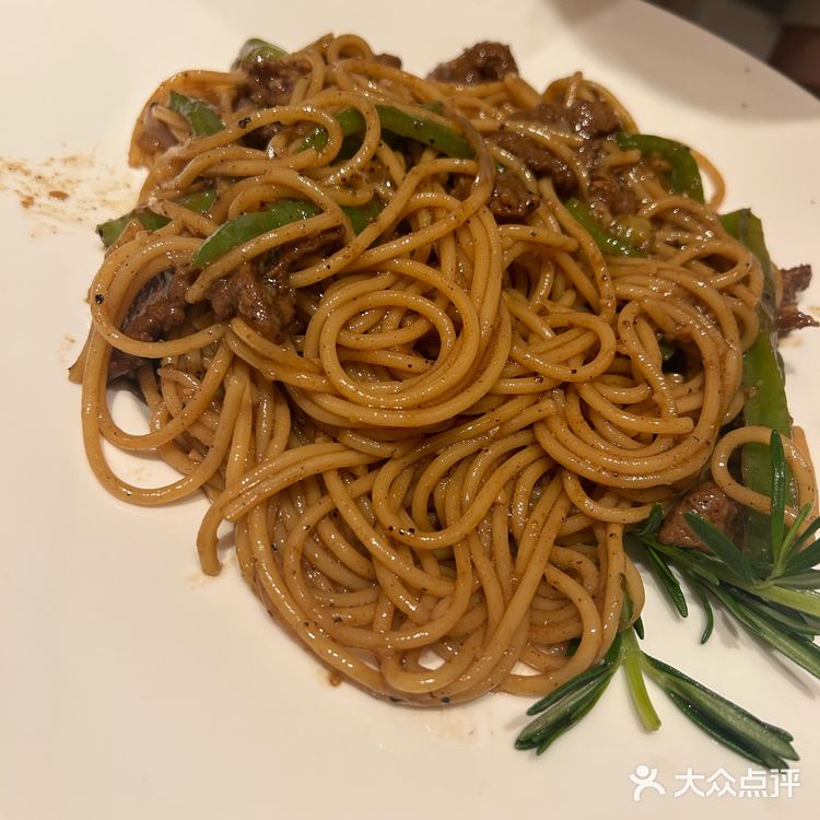 切一块西冷蘸油爆虾的蒜油,再卷上一叉子意面