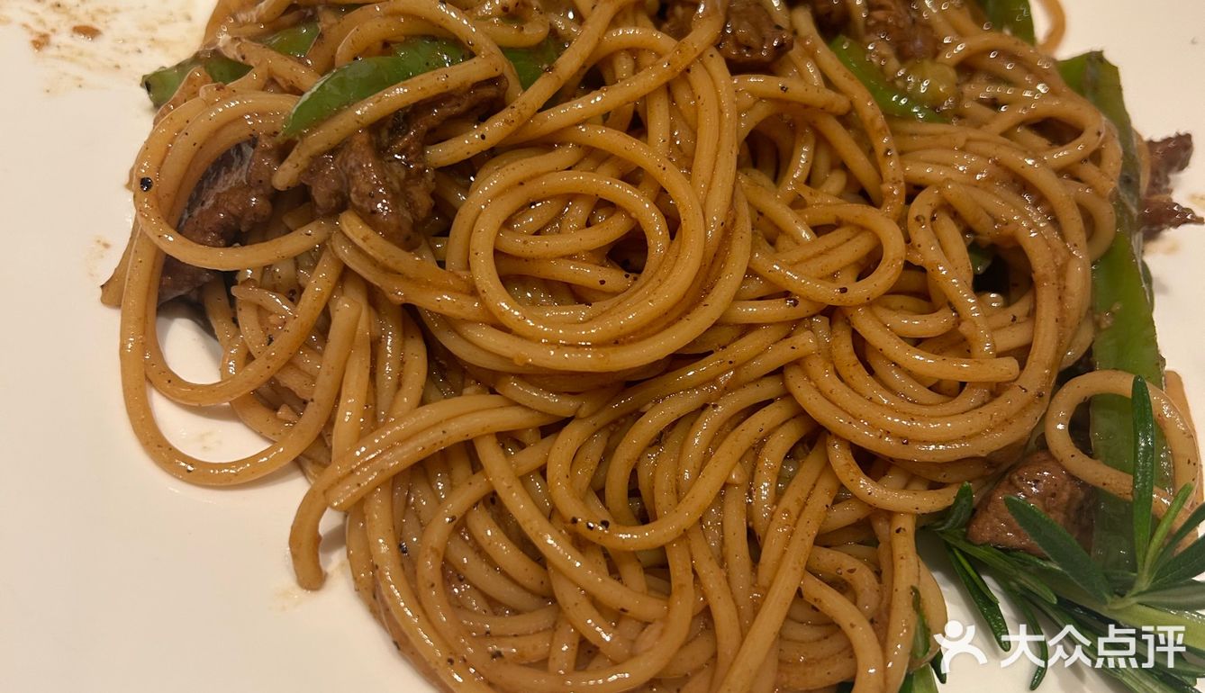 切一块西冷蘸油爆虾的蒜油，再卷上一叉子意面