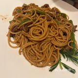 切一块西冷蘸油爆虾的蒜油，再卷上一叉子意面