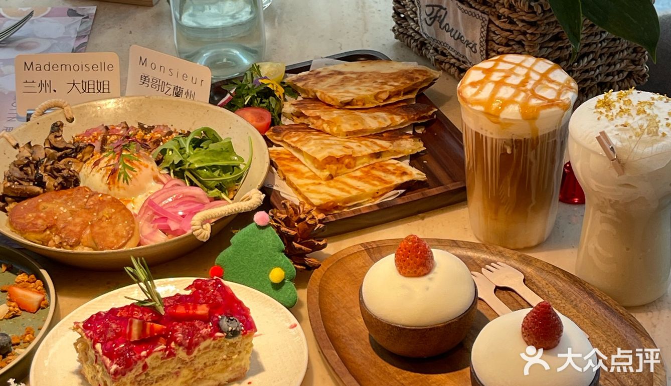 圣诞树下的甜蜜食光