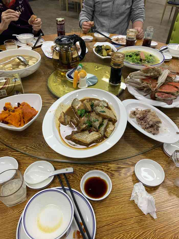 雪飞海鲜餐厅(东港店)-"当地的朋友带来吃,菜品都很棒,海鲜也都很.