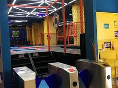 -爱蹦iBOON蹦床运动馆(江汉店)