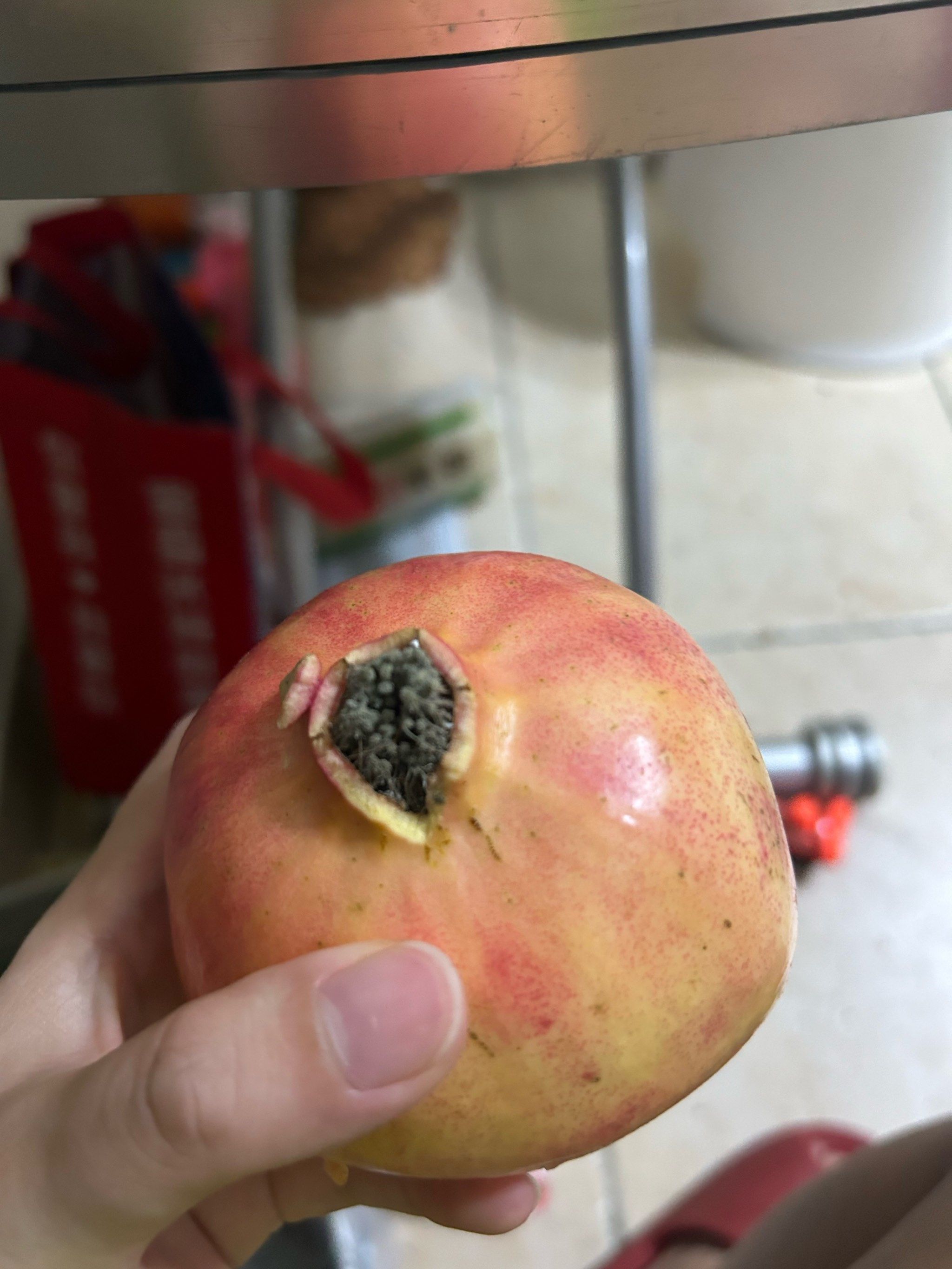 石榴这样正常吗?里面完好的,还很甜