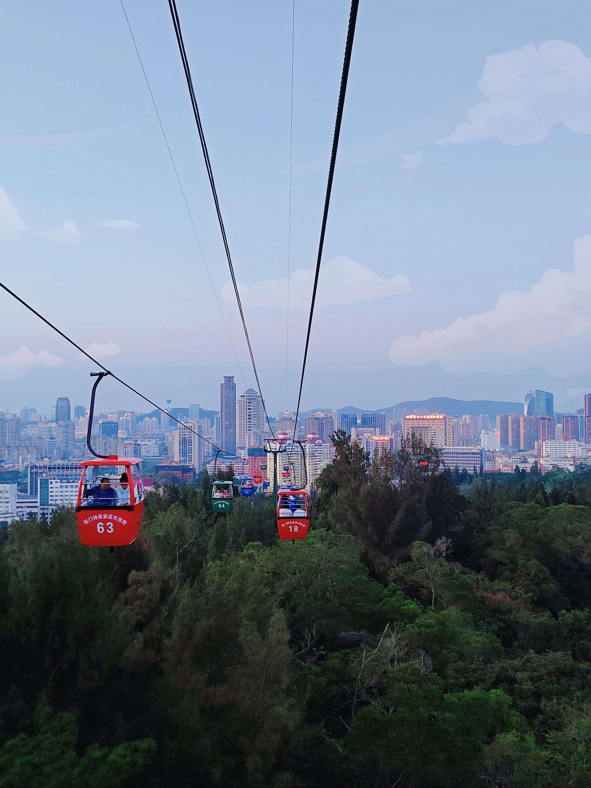 陈赫陪老婆爬山坐缆车摸张子萱头脸贴脸腻歪哪像9年迈夫妻