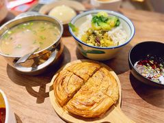 锅魁-麻婆婆白家肥肠粉(海岸城店)