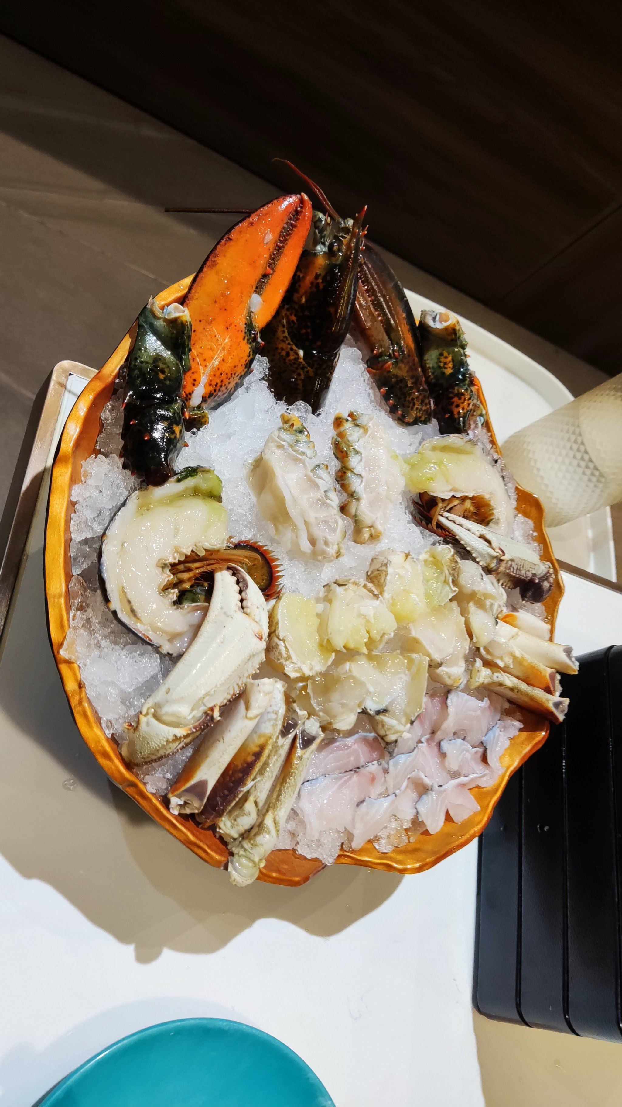 有现切牛羊肉,各种部位齐全,有甜虾三文鱼,还有活杀的波龙和珍宝蟹