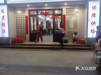 昨天晚上，一家六口人到龙池院子晚餐，点了一个卤猪头