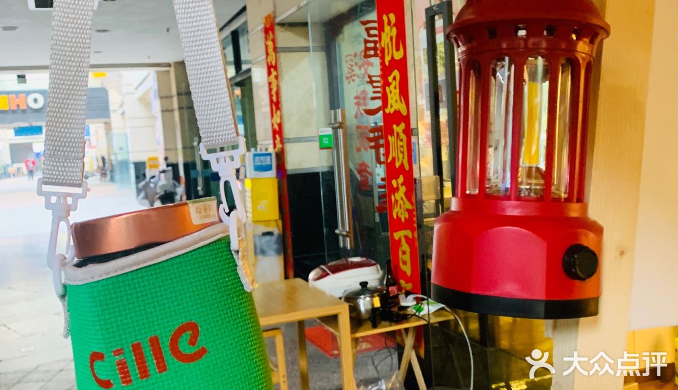 三五好友在一起的茶歇午后地～