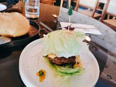 双层牛肉培根芝士生菜叶汉堡-The Rug(三里屯店)