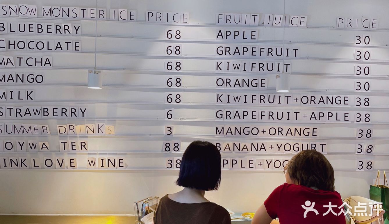 我邻桌的两个姑娘,拿着相机不停地拍拍拍拍拍,拍对方