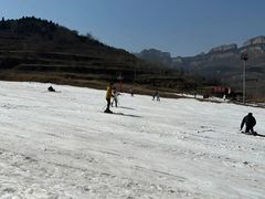 -济南卧虎山滑雪场