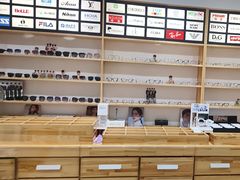 -豪门视光·星趣控·蔡司依视路眼镜代理商(中央大街店)