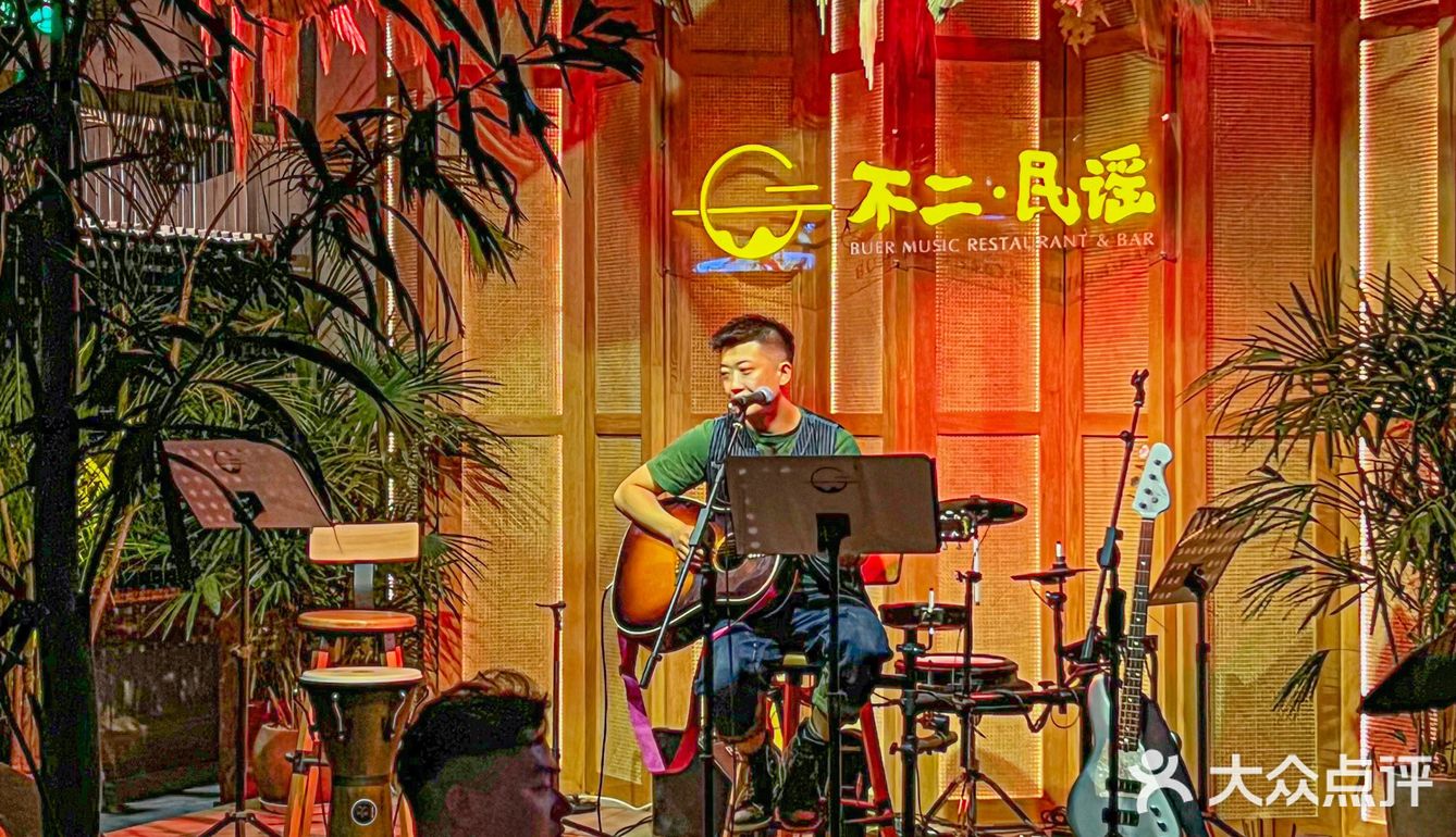 才刚开业不久生意就巨火爆～里面全是小哥哥和小姐姐
