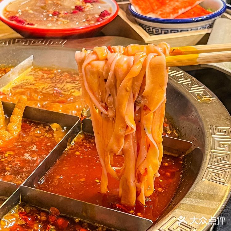 这家成都本地人留给自己吃的九宫格火锅也太宝藏了