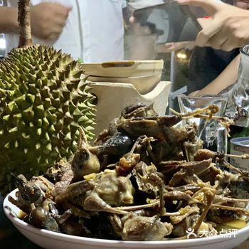 图六是德叔妈妈亲自掌勺用炭火烧炒的隐藏菜