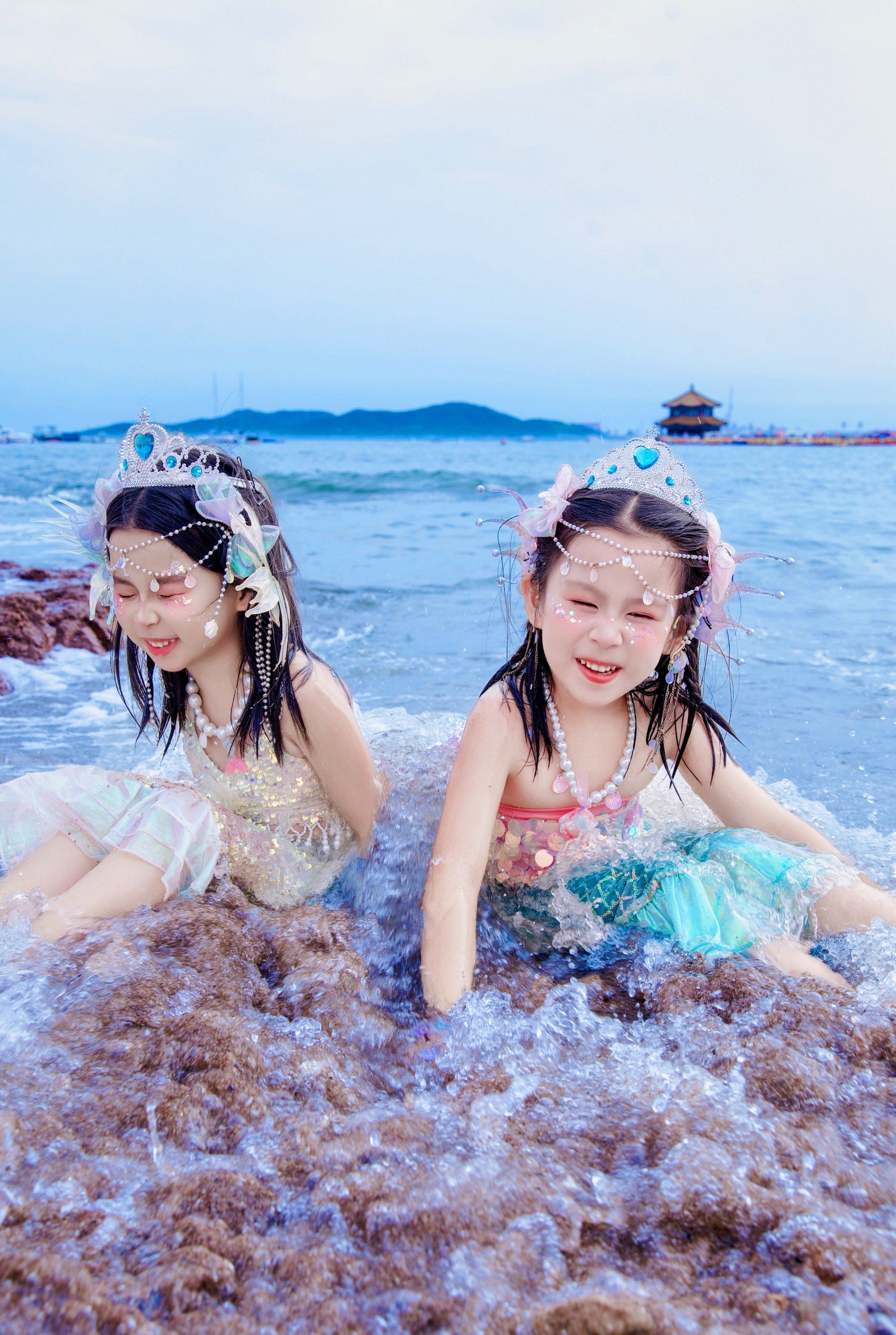 双生花美人鱼,童真映照海波,笑语交织珊瑚梦,海底童话温柔绽放