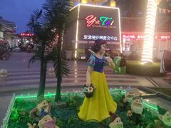 -亚龙湾亚泰商业街