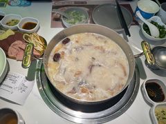 -洪氏嗨捞·广东猪肚鸡·椰子鸡火锅(西咸万象城店)