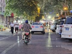 -布尔津河堤夜市
