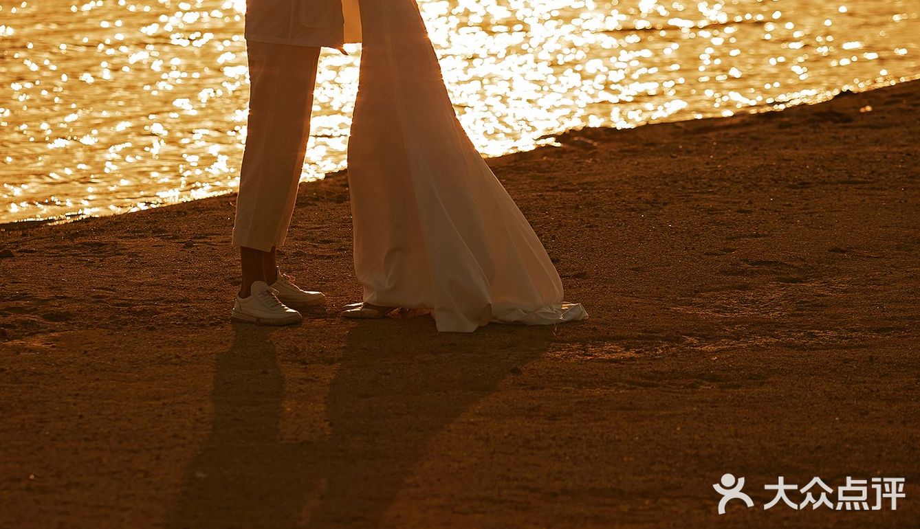 暖色系水景黄昏婚纱照