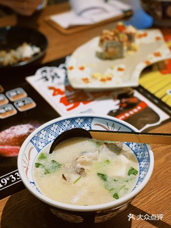 喜欢活鱼刺身，更喜欢头尾滚的那一啖汤