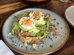 牛油果煮蛋吐司-RAC BAR(安福路店)