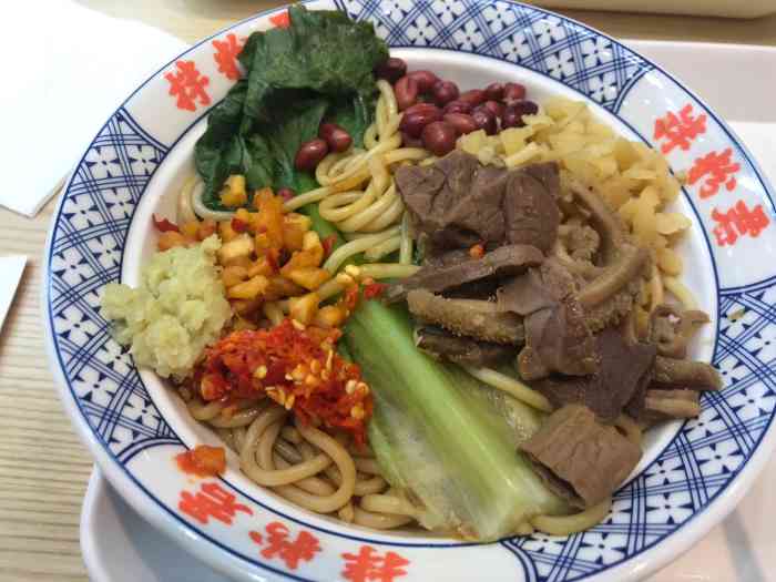 本身拌粉里的酱料也挺足的,再加上自己的蒜蓉和辣