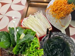 金针菇-洪氏嗨捞·广东猪肚鸡·椰子鸡火锅(西咸万象城店)