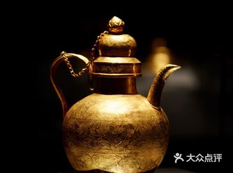 上海观复博物馆的金器馆,是全馆最亮眼的部分