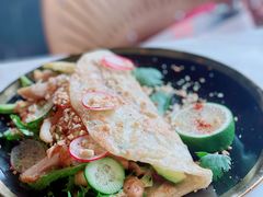 泰式鲜虾猪颈肉牛油果葱油饼-the rug 飞毯 (朝阳公园店)