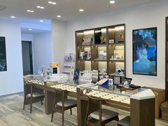 -三目眼镜·蔡司视觉合作店(青浦宝龙店)
