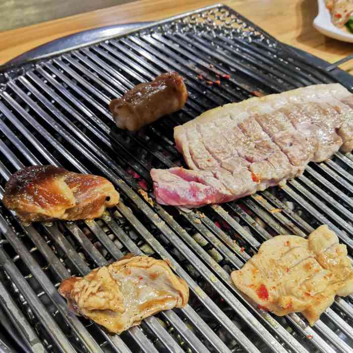 斗满江韩式烤肉(爱满江)(东直门店)-"烤牛肉和鲜五花都不错 很好吃 就