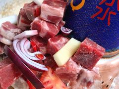 羊肉配红酒-毛辣果·贵州红酸汤牛肉火锅(西单店)