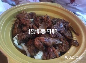 今天来到厦门黄厝，这边道路非常窄，店铺好多