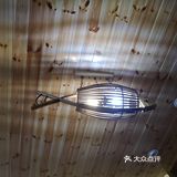 【环境】店内环境简单别致，整体以竹质结构为铺设～门框