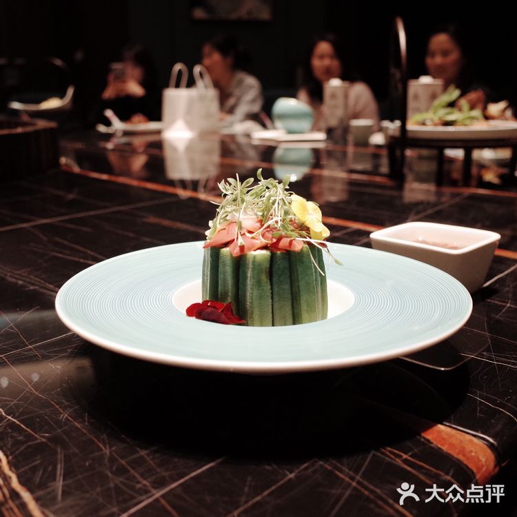 花菜梗真的是爱了 每次都认真的吃着比较着