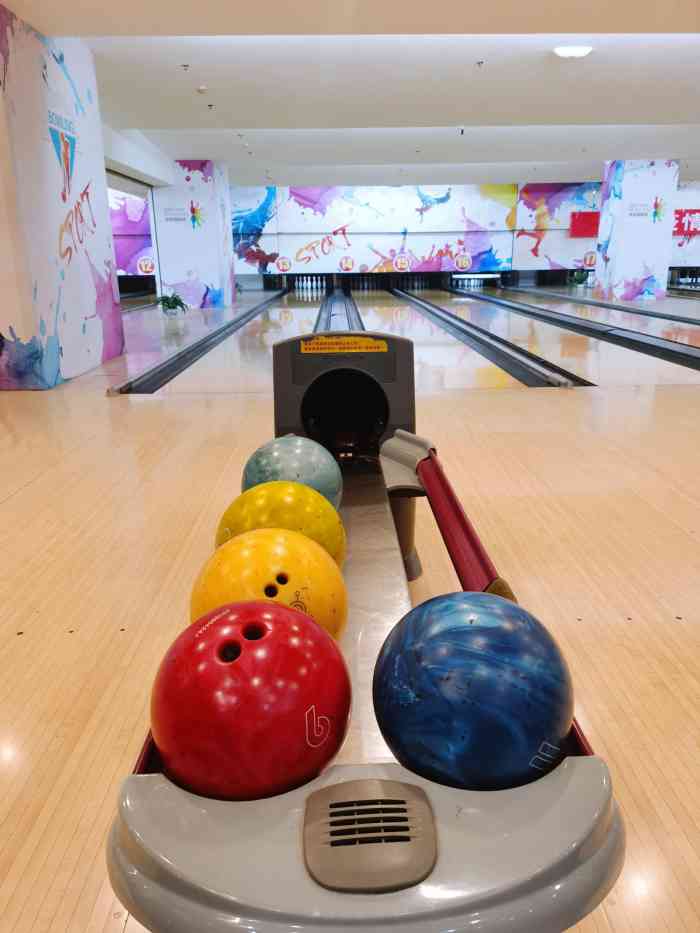 东环保龄球馆(东环广场店)-"周末来的,还算好停车,停的地上距离大厦1.