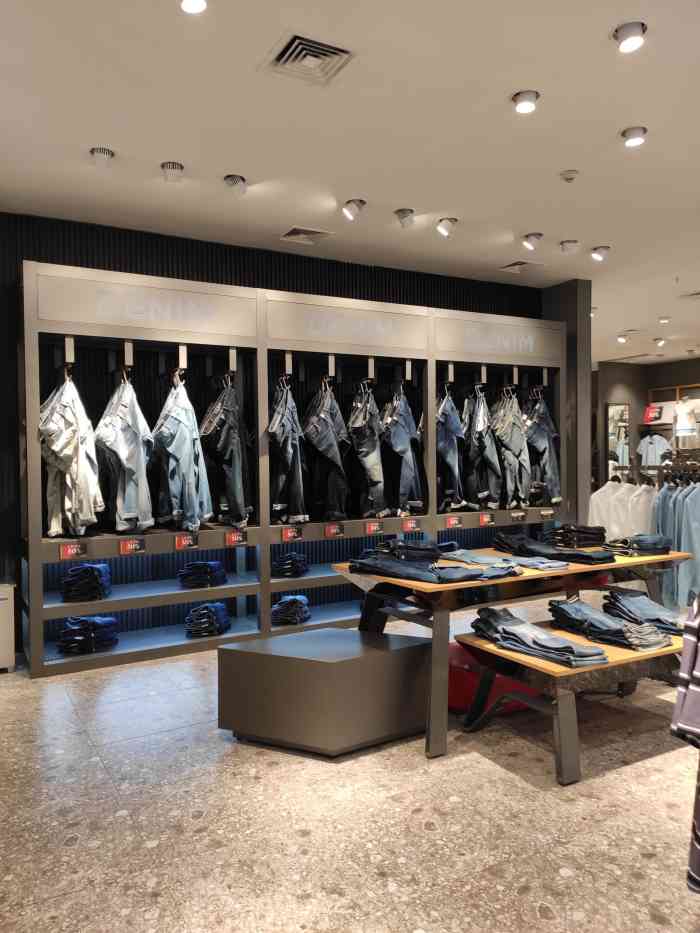 杰克琼斯店铺(凯德广场店)-"今天陪闺蜜逛街 帮他爸爸挑选衣服 来到了